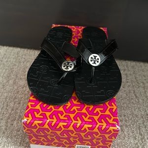 Tory Burch Flip Flops Thora-Patent Calf, Size 7